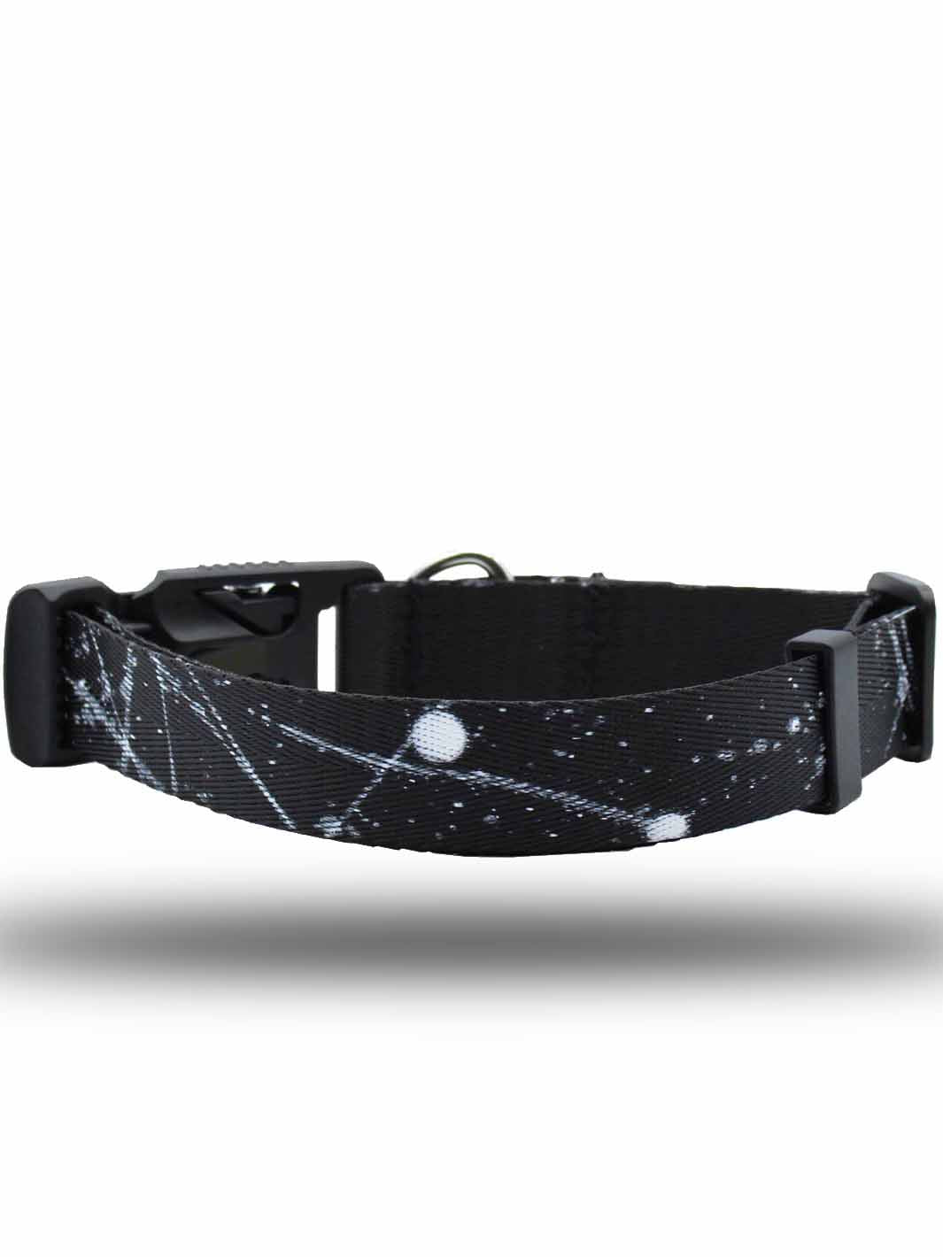 The backside of a dog collar with a black and white printed pattern by MAGNUS Canis.